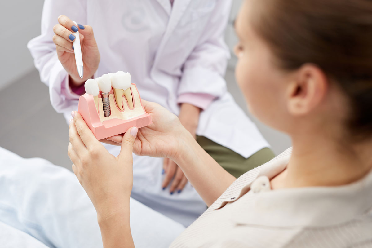 Dlaczego warto zdecydować się na implanty zębowe?